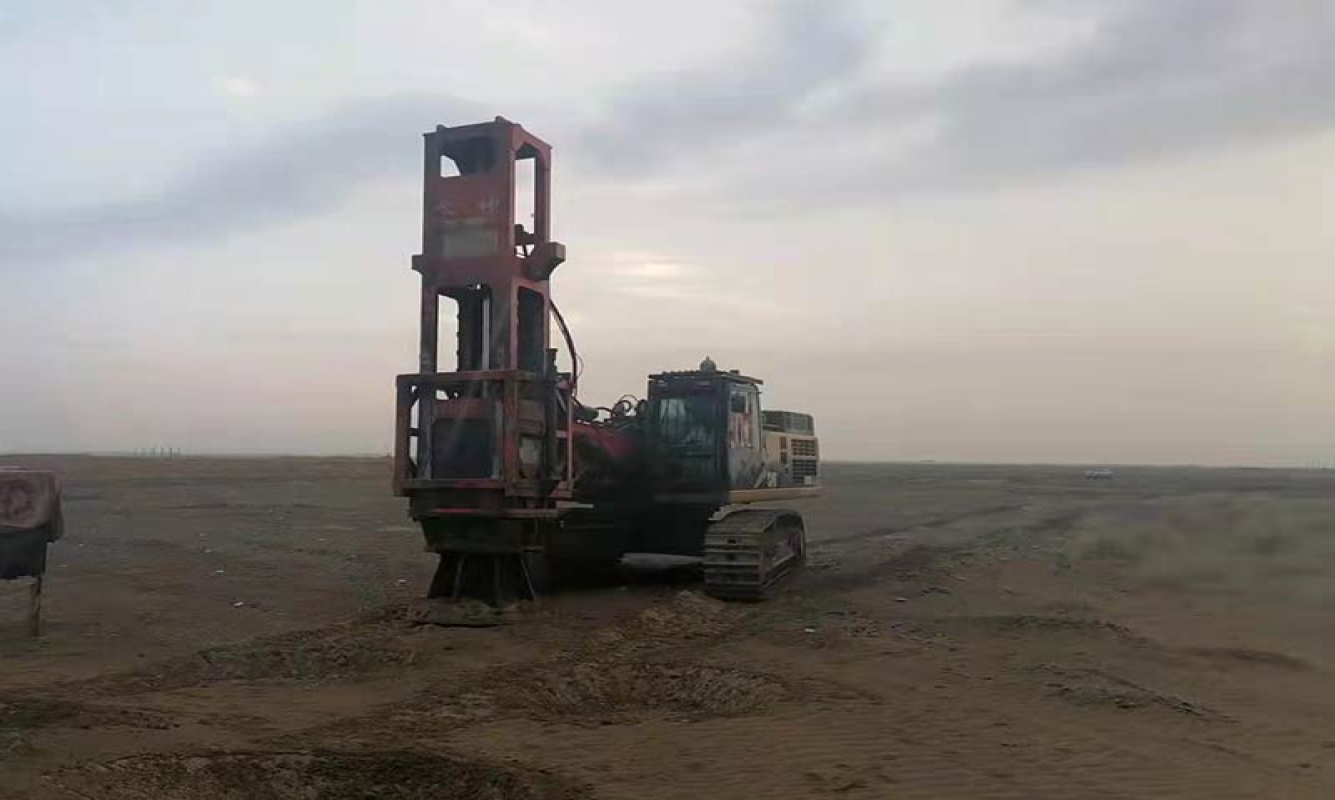 HC150挖掘機(jī)強(qiáng)夯機(jī)在沙特國際機(jī)場中的應(yīng)用（搭配cat349挖機(jī)原地基夯實(shí)）